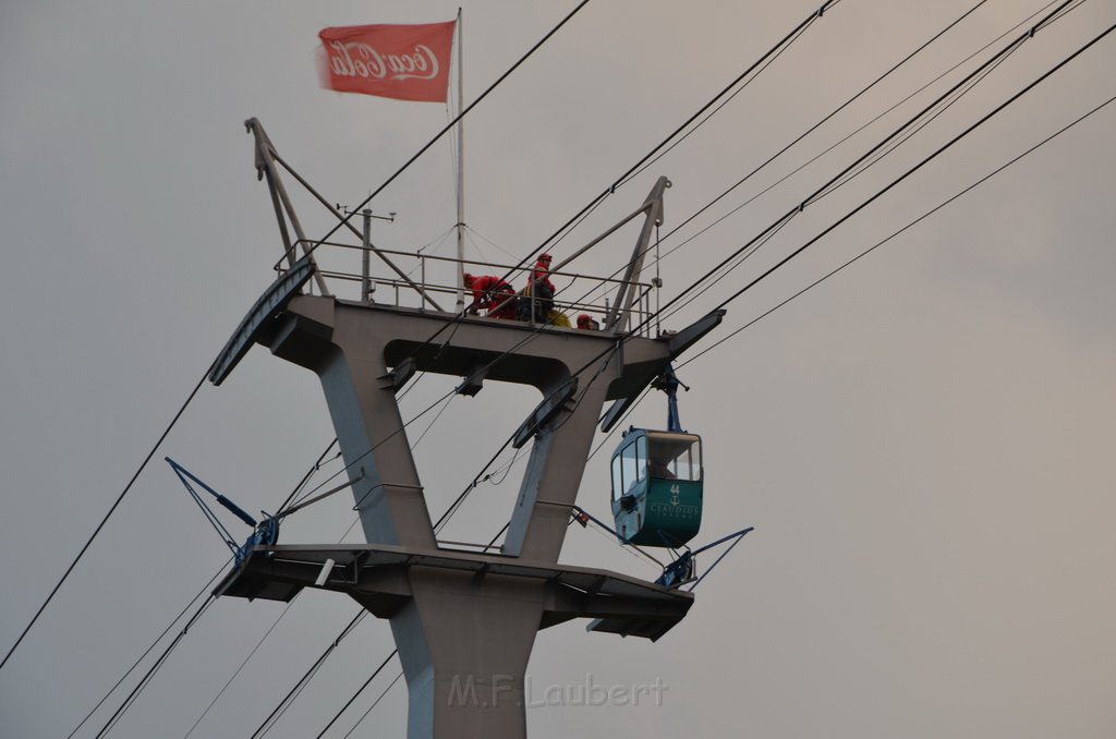 Einsatz BF Hoehenretter Koelner Seilbahn Hoehe Zoobruecke P2103.JPG